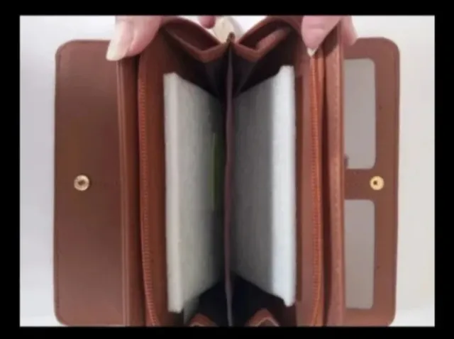 Bolso, cartera y guantes marrones