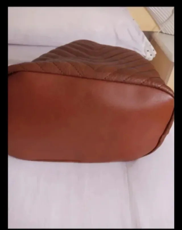 Bolso, cartera y guantes marrones