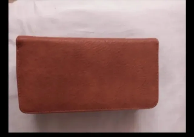 Bolso, cartera y guantes marrones