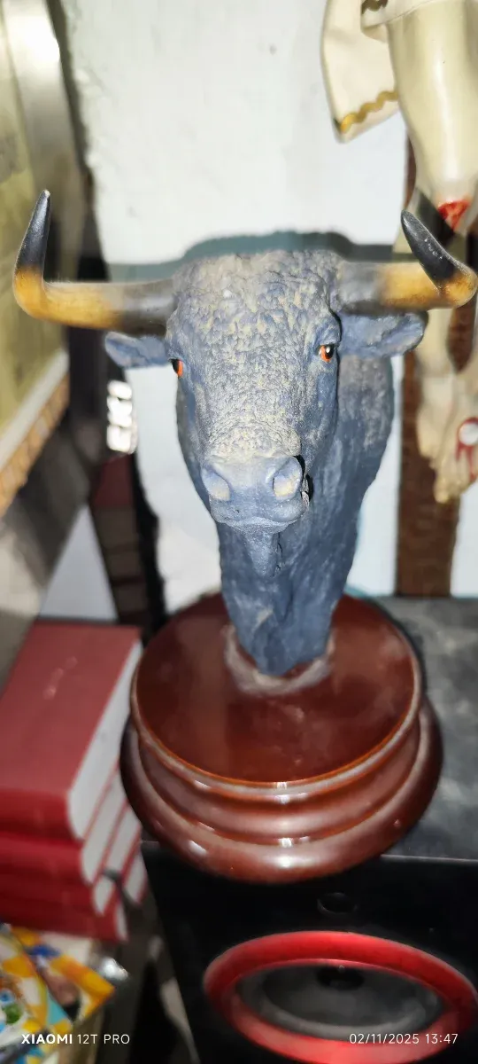 Escultura Toro Hecha a Mano Bellamente realuzada