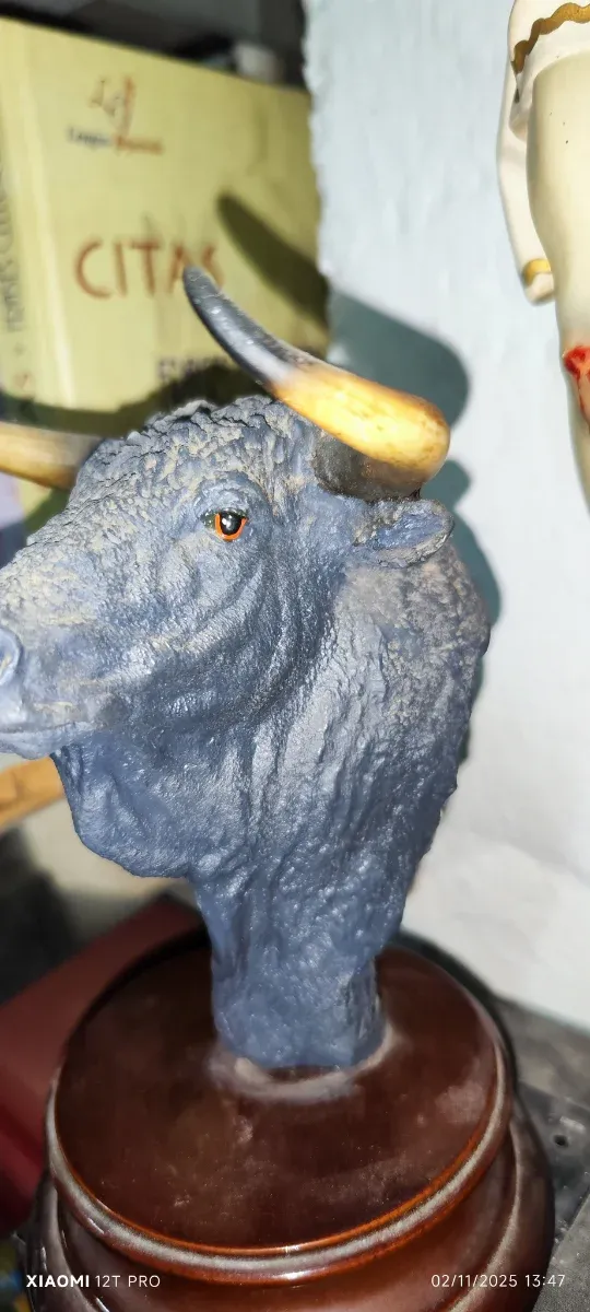 Escultura Toro Hecha a Mano Bellamente realuzada
