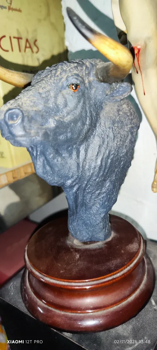 Escultura Toro Hecha a Mano Bellamente realuzada