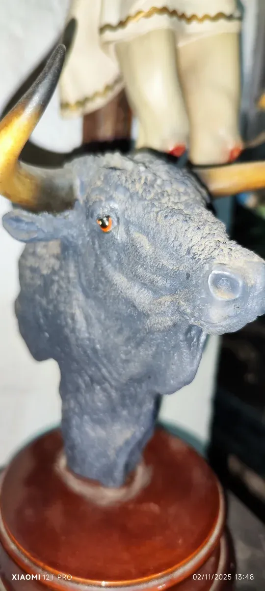 Escultura Toro Hecha a Mano Bellamente realuzada