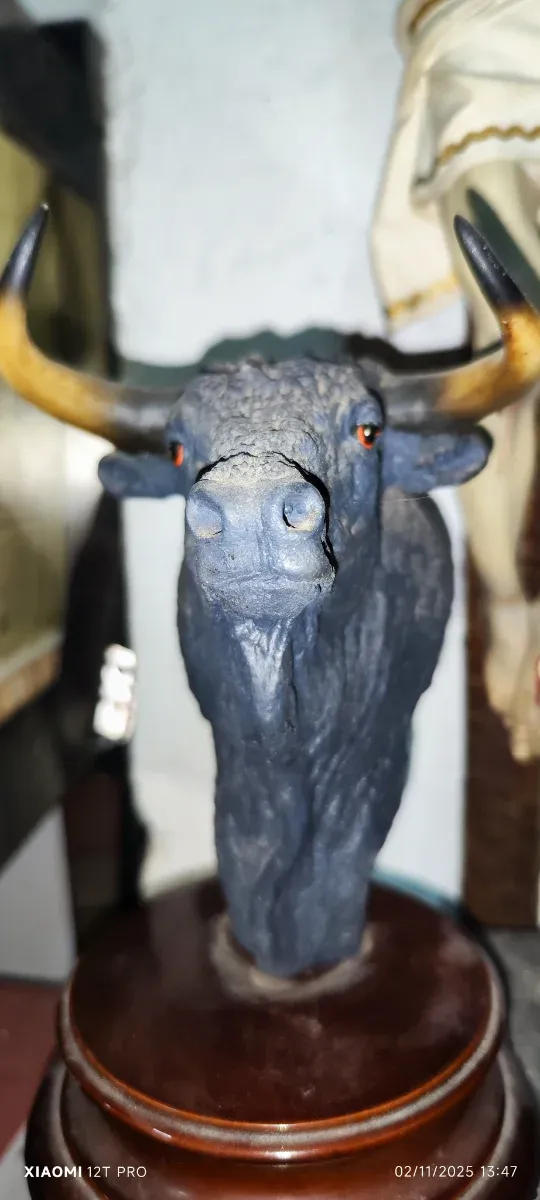 Escultura Toro Hecha a Mano Bellamente realuzada