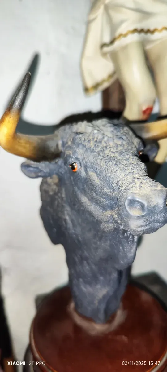 Escultura Toro Hecha a Mano Bellamente realuzada