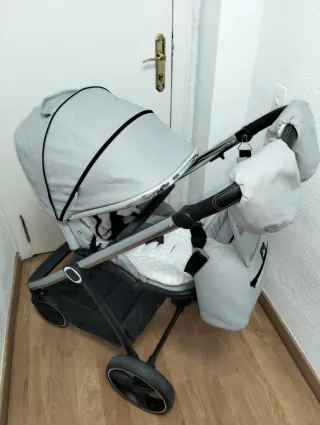 Carrito de bebé gris