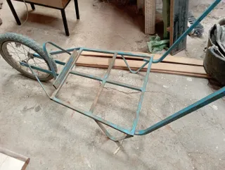 Carretilla azul metálica