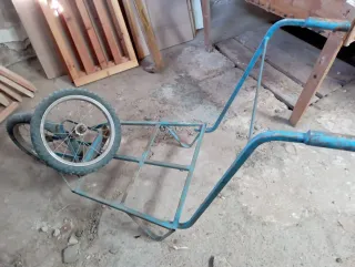 Carretilla azul metálica