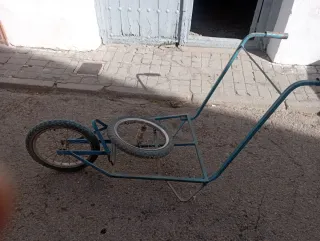 Carretilla azul metálica