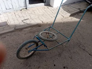 Carretilla azul metálica