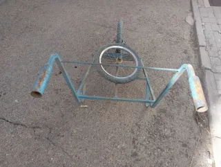 Carretilla azul metálica