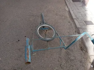 Carretilla azul metálica