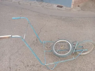 Carretilla azul metálica