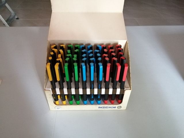Expositor Inoxcrom con bolígrafos
