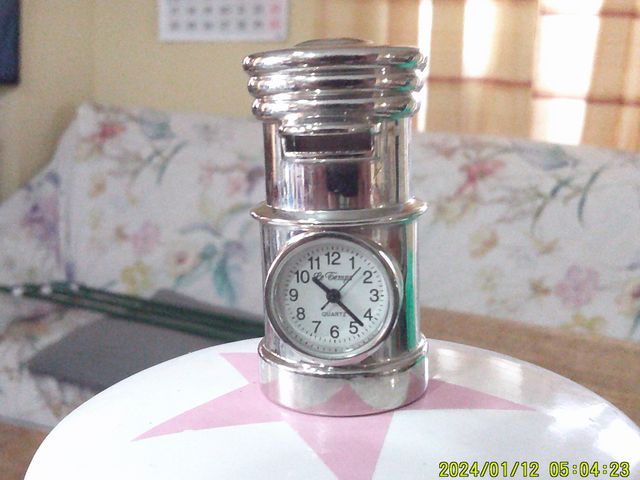 Reloj miniatura estilo buzón plateado