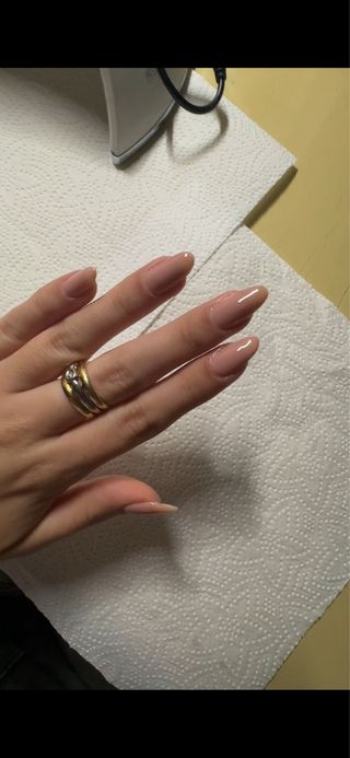 Realización de uñas semipermantes