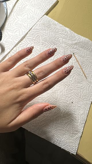 Realización de uñas semipermantes