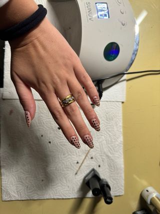 Realización de uñas semipermantes