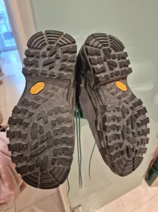 Botas de montaña mujer grises y verdes