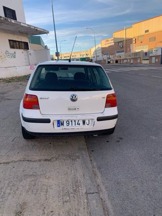 Volkswagen Golf 1.6 conceptline automatico