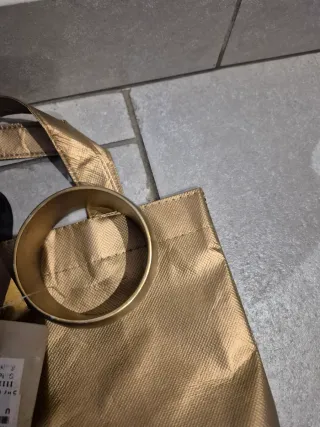 Pulseras doradas,madera etc