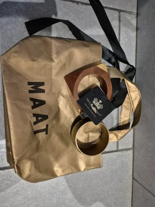 Pulseras doradas,madera etc