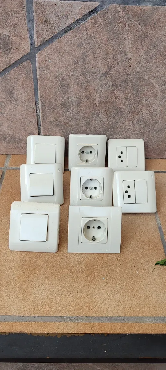 Interruptores y enchufes varios