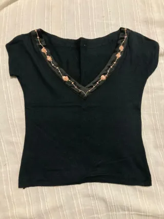 Maglietta vintage nera con decorazioni