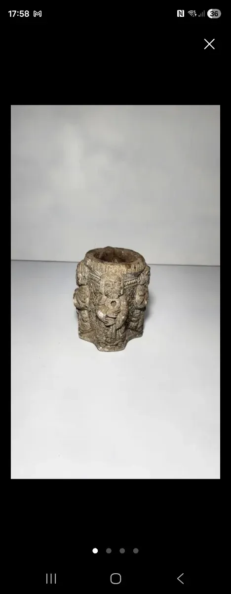 Recipiente medieval tallado en relieve