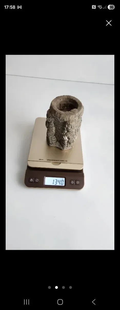 Recipiente medieval tallado en relieve