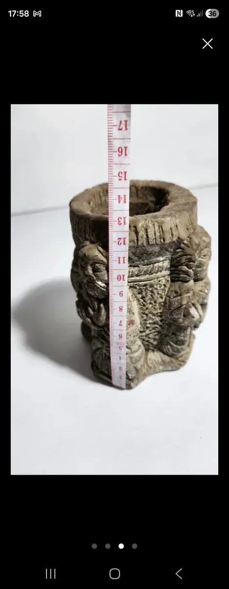 Recipiente medieval tallado en relieve