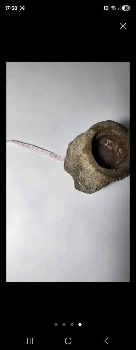 Recipiente medieval tallado en relieve