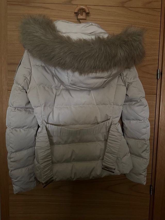 Cazadora Zara acolchada beige con capucha