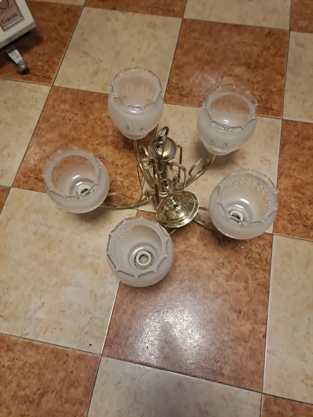 Lámpara de techo dorada con 5 tulipas