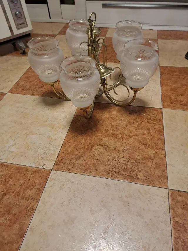 Lámpara de techo dorada con 5 tulipas