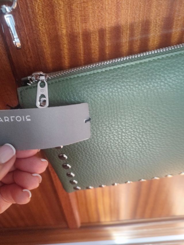 Bolso Parfois,  verde con tachuelas, nuevo sin est