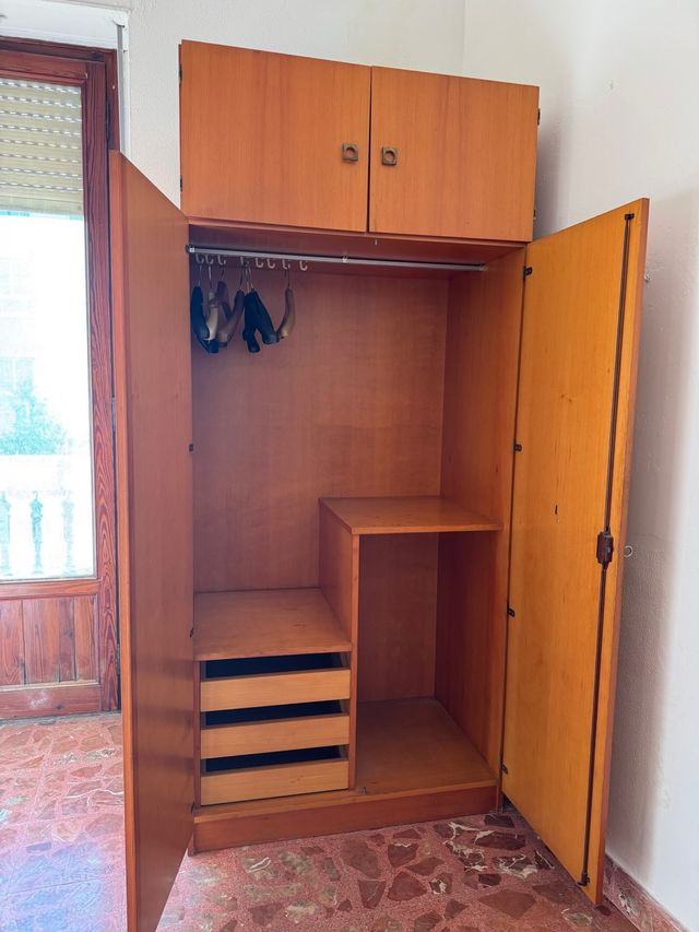 Conjunto Muebles Madera: Librería y Armario