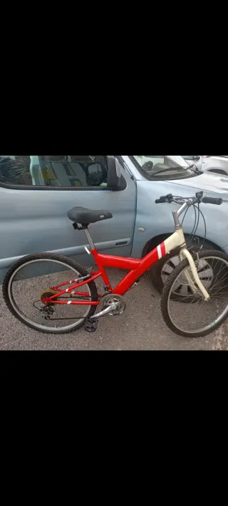 Bicicleta de montaña roja y blanca