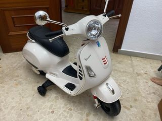 Moto infantil Vespa blanca poco uso