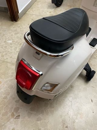 Moto infantil Vespa blanca poco uso