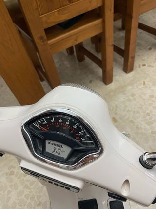 Moto infantil Vespa blanca poco uso