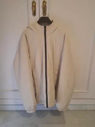 Chaquetón crema con capucha