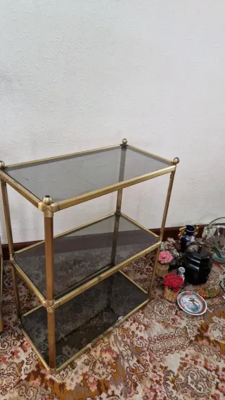 Mesa auxiliar cristal y metal dorado