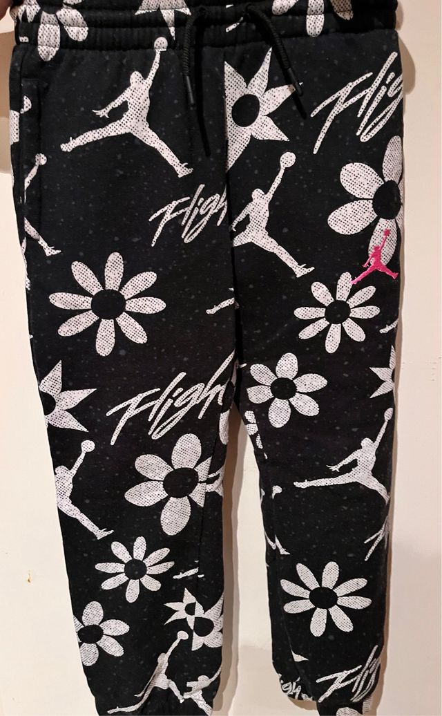 Pantalón Jordan Negro Estampado Flores