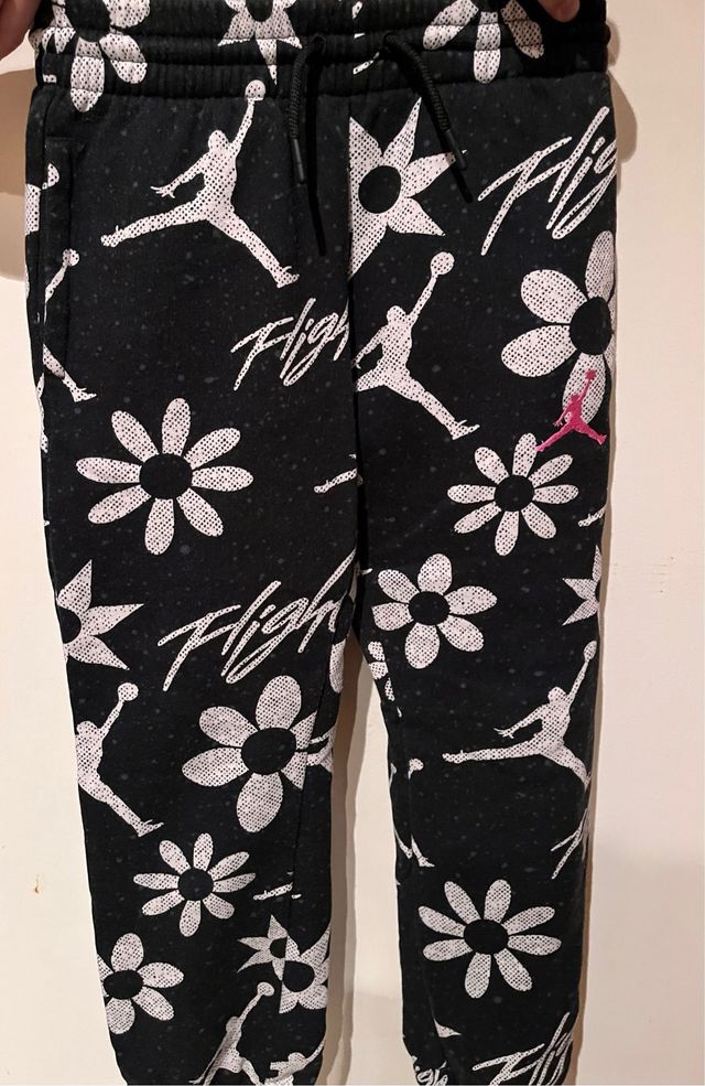 Pantalón Jordan Negro Estampado Flores