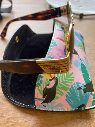 Gafas de sol ovaladas doradas y marrones versus