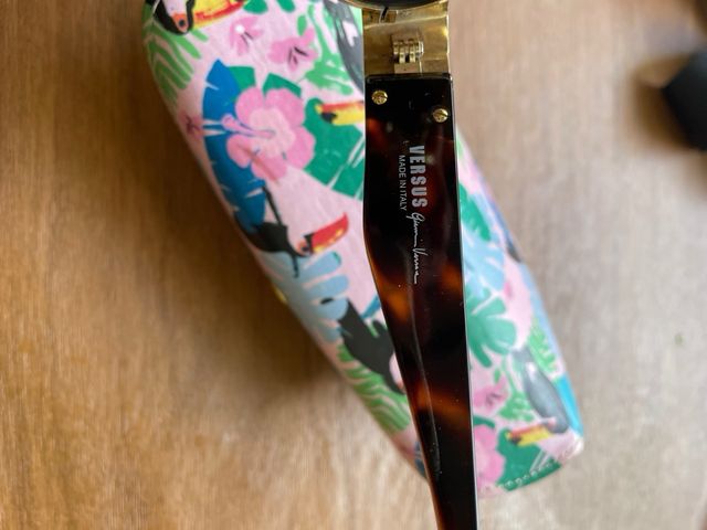 Gafas de sol ovaladas doradas y marrones versus