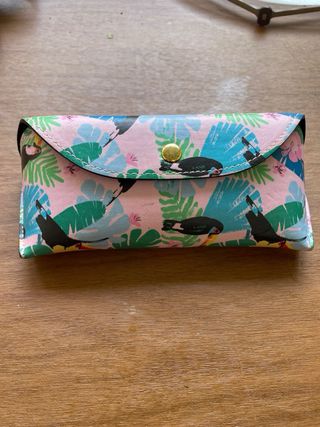 Gafas de sol ovaladas doradas y marrones versus