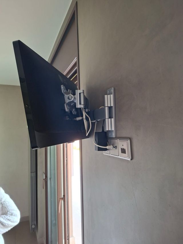 Televisor LG Negro y Plateado con brazo extensible