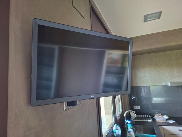 Televisor LG Negro y Plateado con brazo extensible